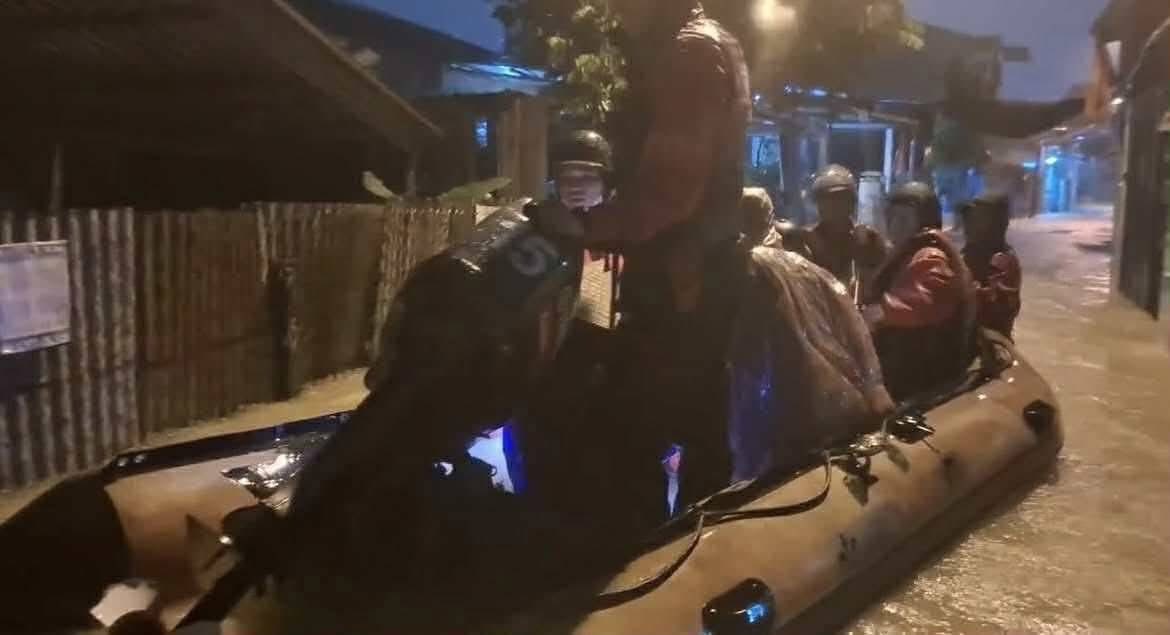 Người đàn ông khóc nghẹn vì vợ bị lũ cuốn trôi 5 556290059 818622834181409 7508935004046171385 n