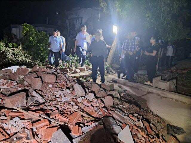 Thủ tướng thăm hỏi nạn nhân lốc xoáy tại Ninh Bình 4 556338383 1227974586035029 6900060644187313995 n