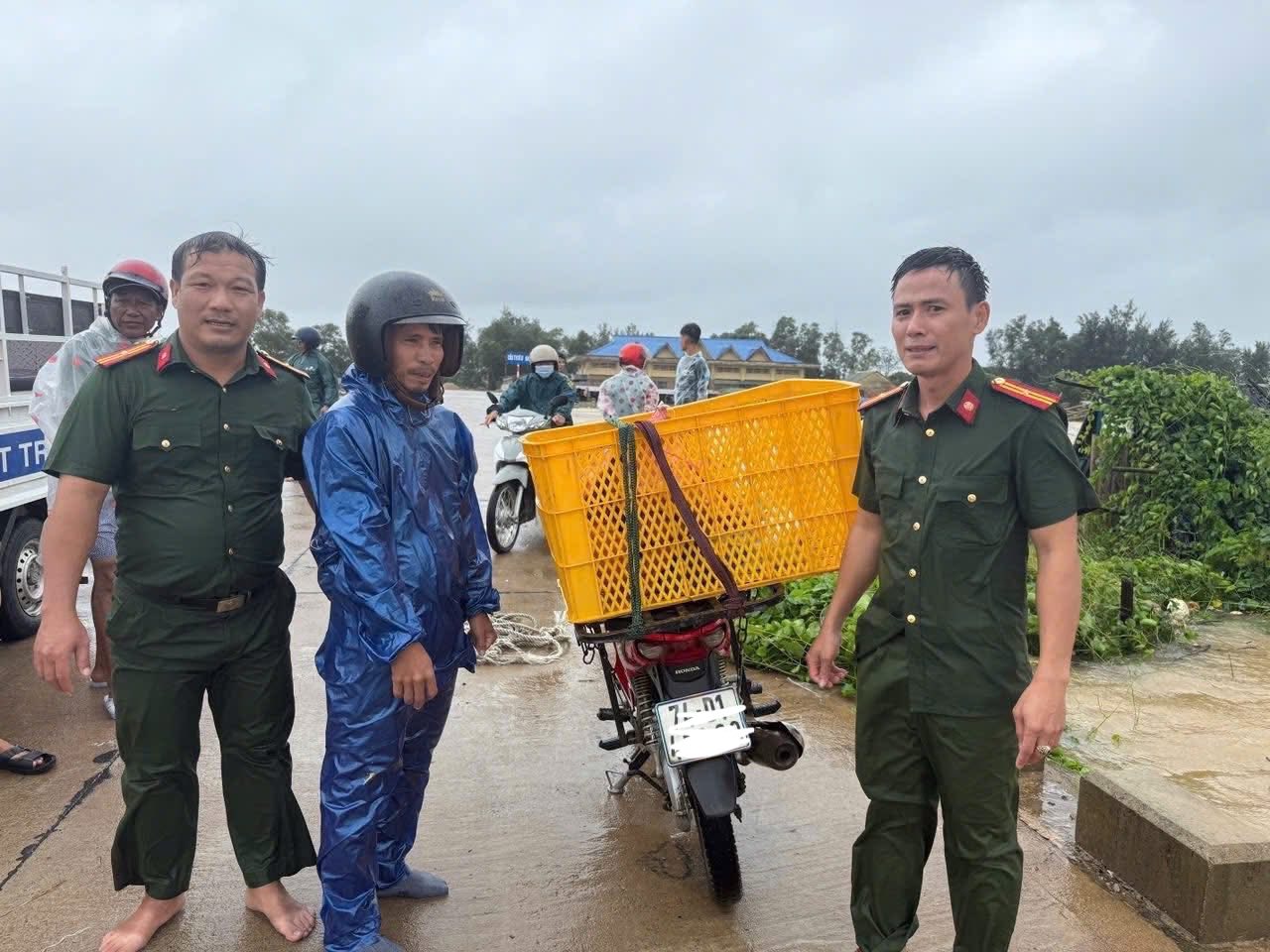 Công an xã Nam Cửa Việt cứu shipper trong mùa lũ 3 556453096 1127934616098634 871478956161121118 n
