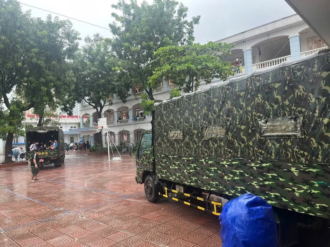Hà Nội ngập sâu do bão số 10, học sinh gặp khó khăn trở về nhà 4 556586656 1129177466084790 2313450482746464939 n
