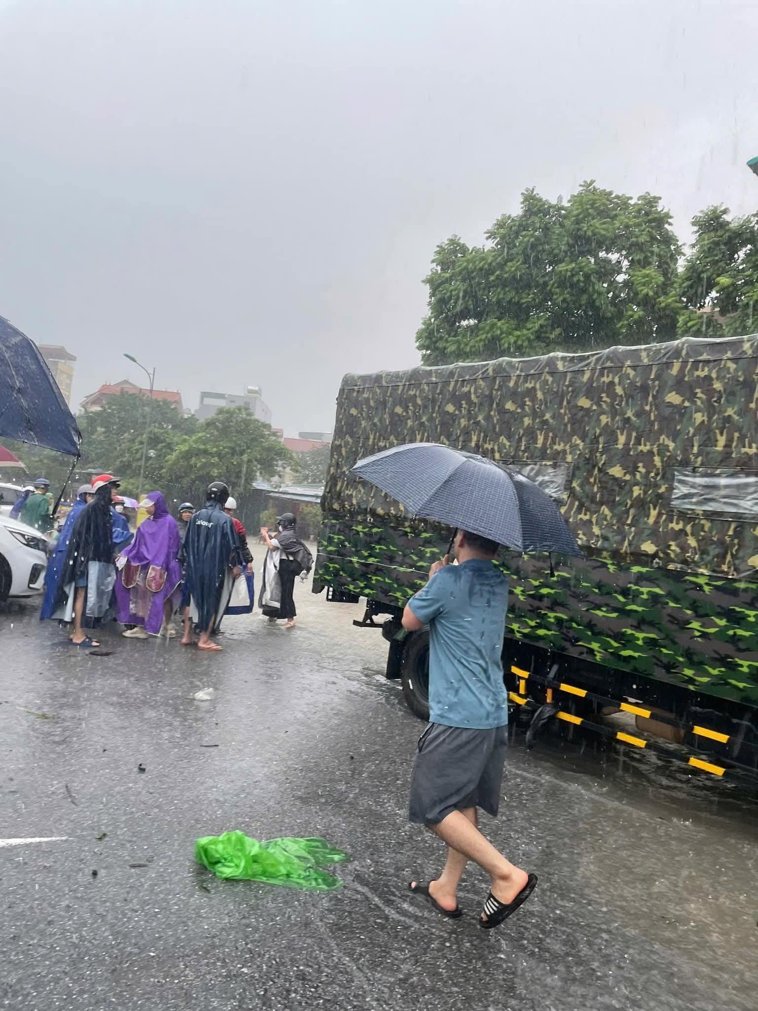 Hà Nội ngập sâu do bão số 10, học sinh gặp khó khăn trở về nhà 3 556800994 1129177446084792 3929468713360881648 n
