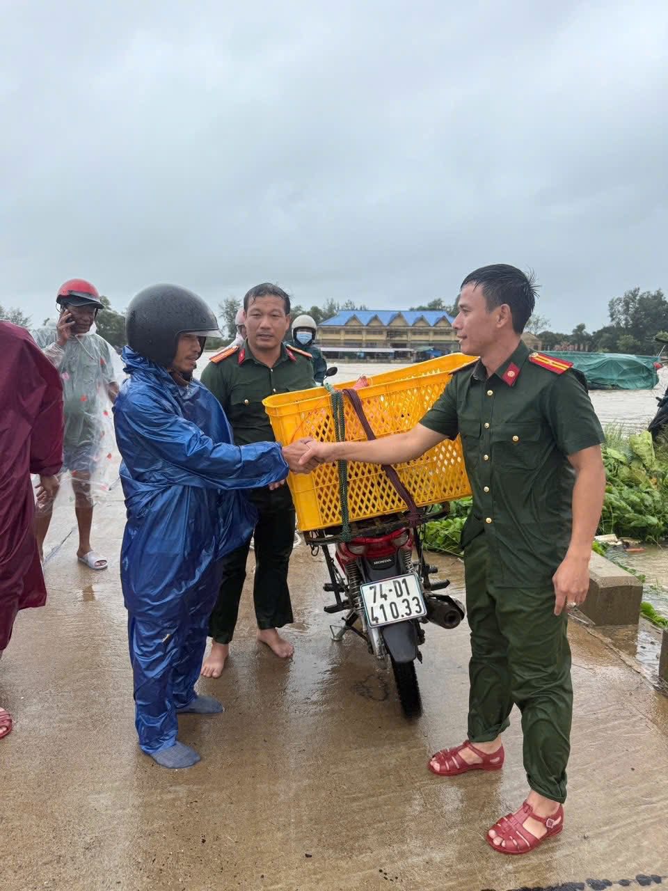 Công an xã Nam Cửa Việt hỗ trợ shipper giữa dòng lũ 4 556835748 1192523452908363 4920119155561056033 n