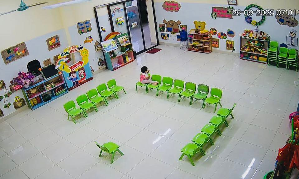 Cảm động hình ảnh bé gái ngoan ngoãn chờ mẹ đi làm 2 557590665 1128567419368687 8779067818072204662 n