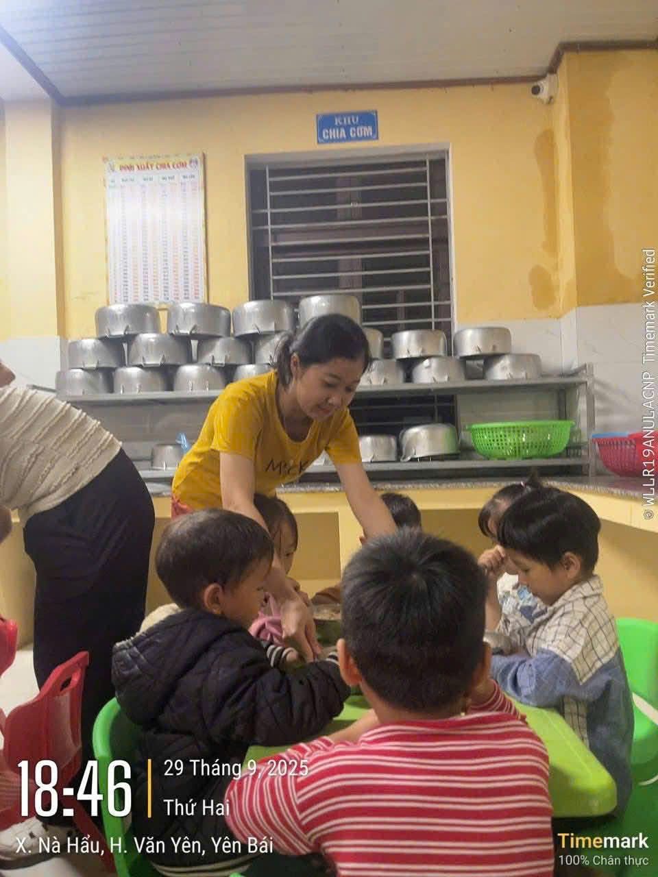 Cô trò Nà Hẩu cùng vượt bão số 10 đầy cảm động 3 557592071 1144108881248439 2477644672104902220 n
