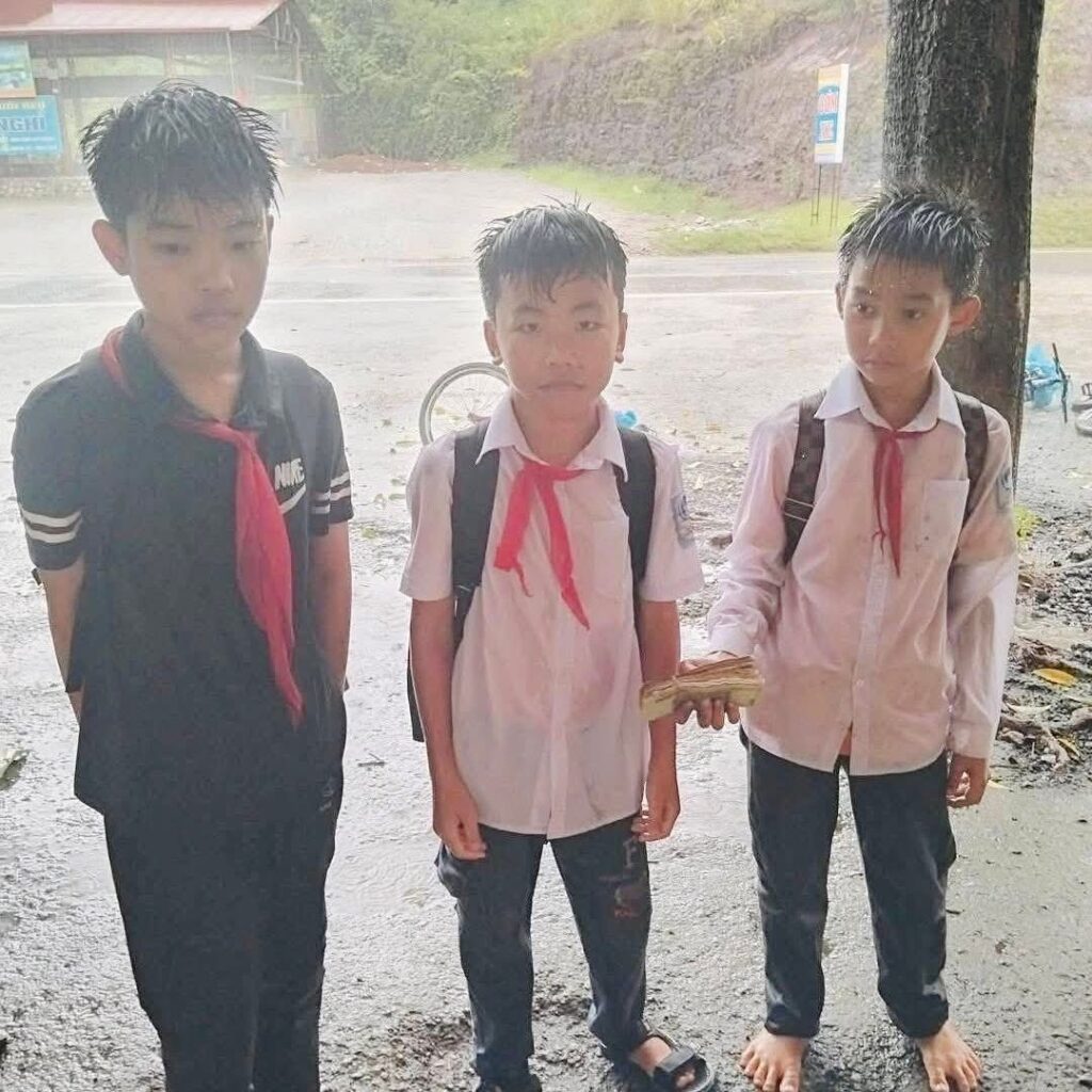 Hành động đẹp của 3 em học sinh giữa cơn mưa 2 557601159 1138987321665796 1335098228827173535 n