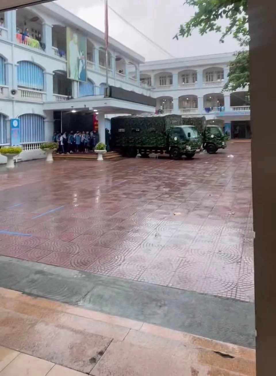 Hà Nội ngập sâu do bão số 10, học sinh gặp khó khăn trở về nhà 2 557690930 1129177432751460 8693085644307950074 n