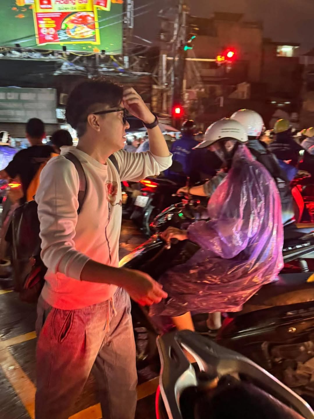 Cảm động trước hành động hỗ trợ giao thông trong mưa bão 2 556011556 1140464801518048 3186058904151608215 n