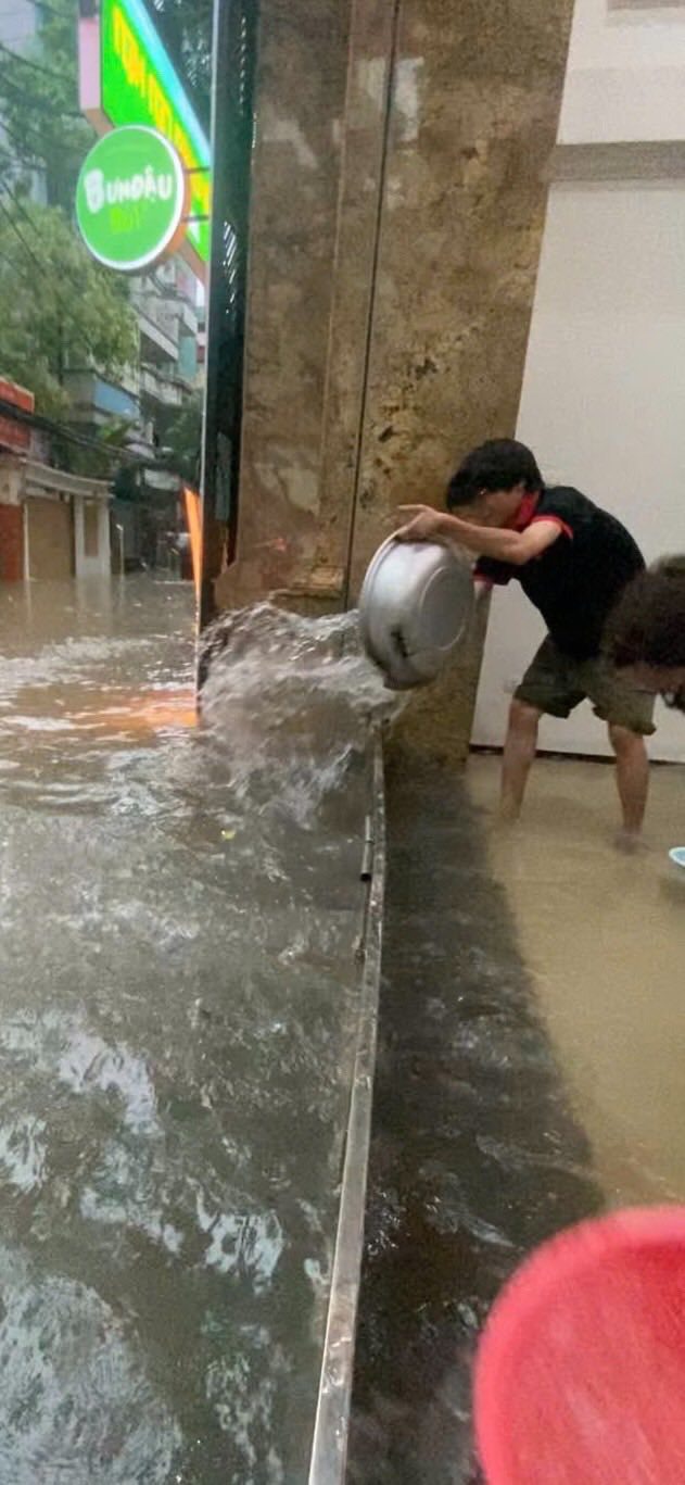 Ngày đầu đi làm của thực tập sinh 2k5 trong cơn mưa bão 2 556014190 1140490144848847 6624733535983423862 n
