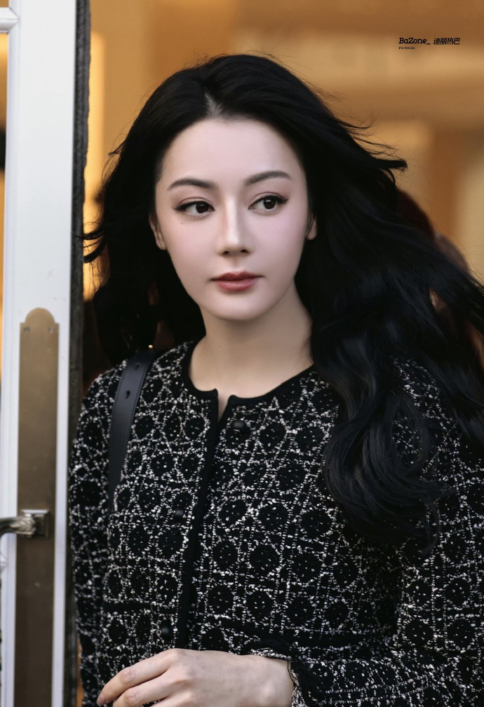 Địch Lệ Nhiệt Ba tỏa sáng tại buổi trình diễn Dior Xuân Hè 2026 5 556102538 714237464967157 5807164479147736718 n