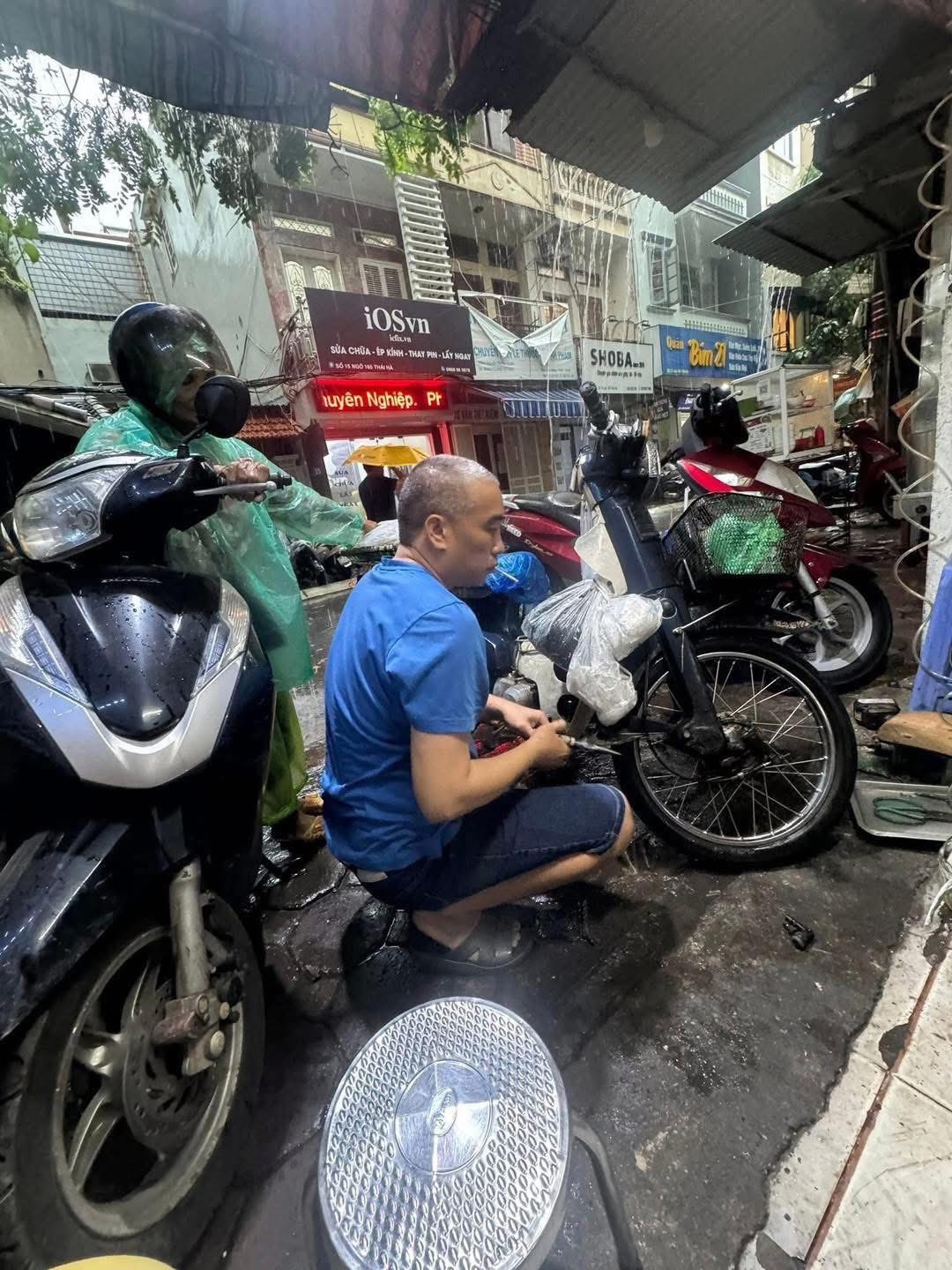Câu chuyện ấm lòng giữa cơn mưa bão 4 556450847 1225733952918495 4232334373196776052 n