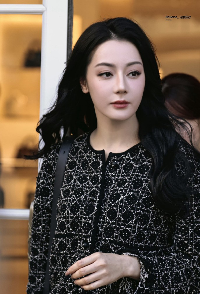 Địch Lệ Nhiệt Ba tỏa sáng tại buổi trình diễn Dior Xuân Hè 2026 4 556683779 714237338300503 2528358949683733807 n