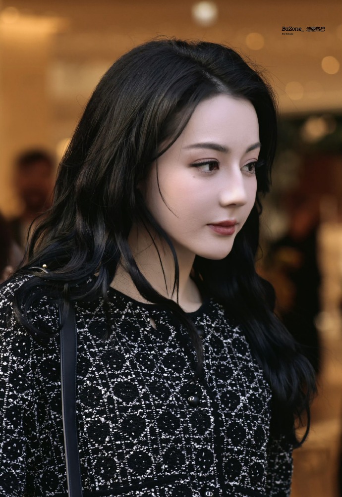 Địch Lệ Nhiệt Ba tỏa sáng tại buổi trình diễn Dior Xuân Hè 2026 3 557134395 714237234967180 545878398899490399 n