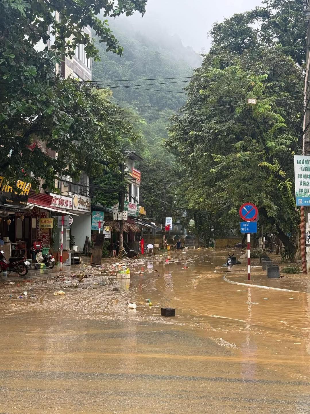 Hình ảnh đẹp sau bão: Tình yêu Tổ Quốc không bao giờ phai 5 557304156 1146104317715562 3181857336120025353 n