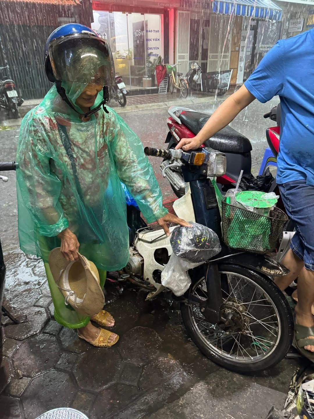 Câu chuyện ấm lòng giữa cơn mưa bão 3 557470604 1130070712551691 1122284432300458399 n
