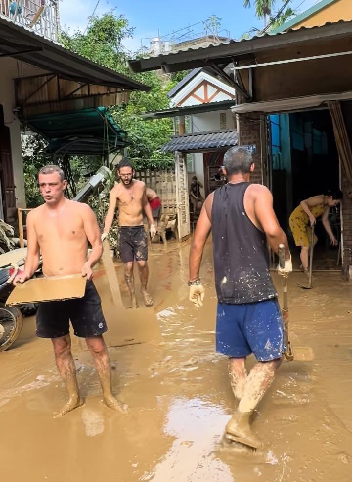 Nhóm thanh niên nước ngoài dậy sớm giúp bà con Hà Giang 4 557475198 1227707639387793 5268948926323332127 n