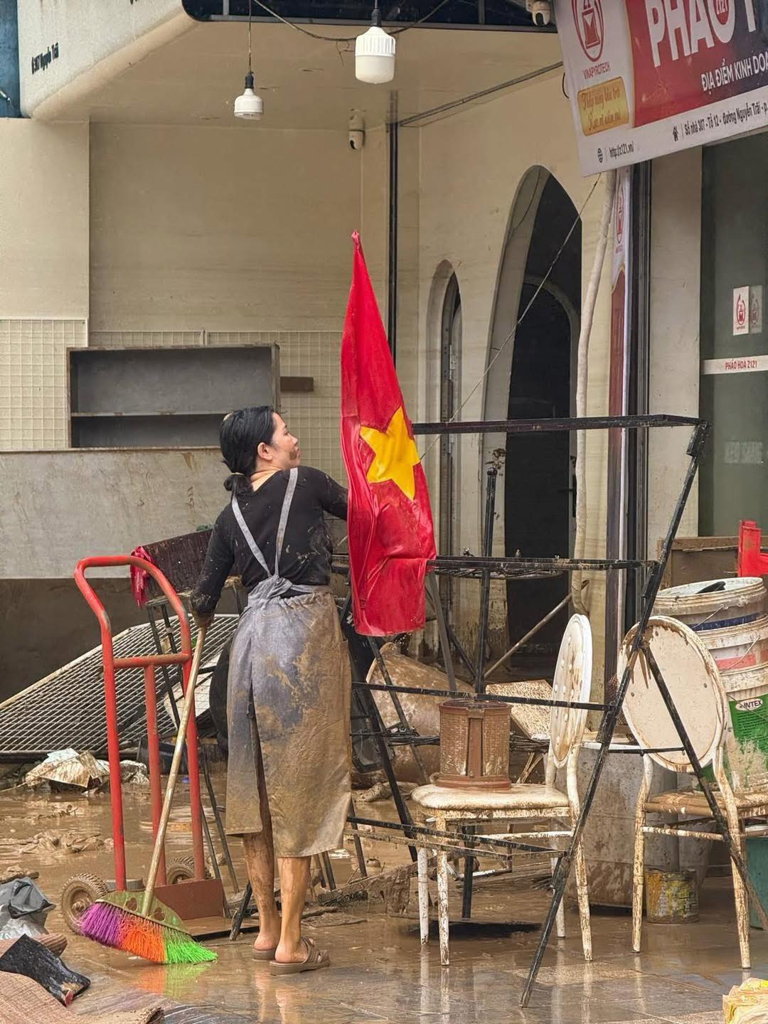 Hình ảnh đẹp sau bão: Tình yêu Tổ Quốc không bao giờ phai 2 557548132 1146104277715566 7621433551938579373 n