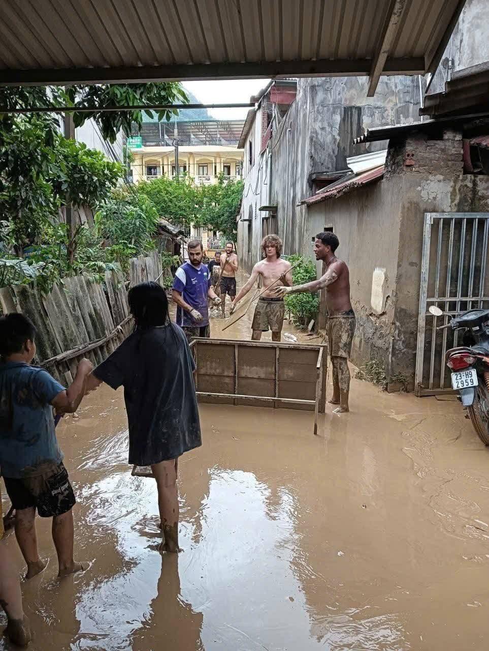 Nhóm thanh niên nước ngoài dậy sớm giúp bà con Hà Giang 3 557592908 1227707642721126 6651258828455188644 n