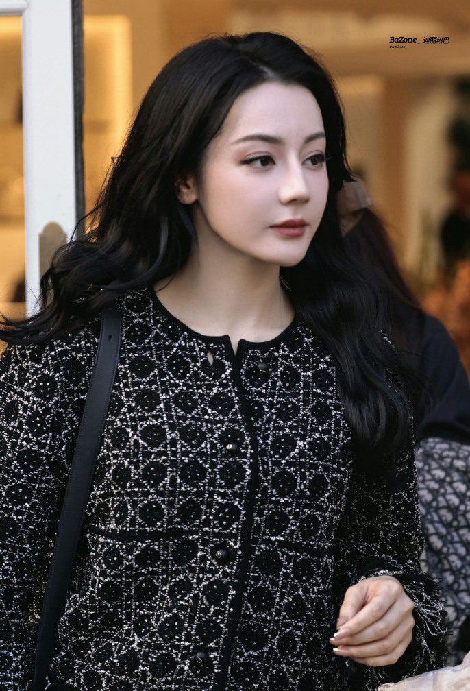 Địch Lệ Nhiệt Ba tỏa sáng tại buổi trình diễn Dior Xuân Hè 2026 2 557595894 714237118300525 6233054723740641263 n