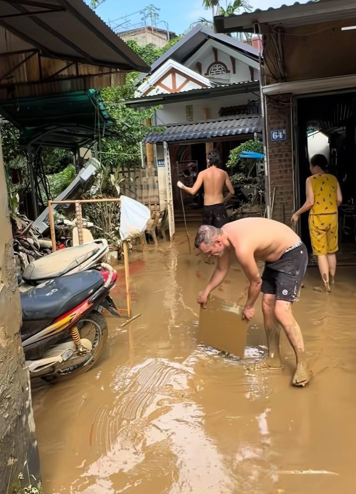 Nhóm thanh niên nước ngoài dậy sớm giúp bà con Hà Giang 5 557598922 1227707649387792 641839253466865770 n