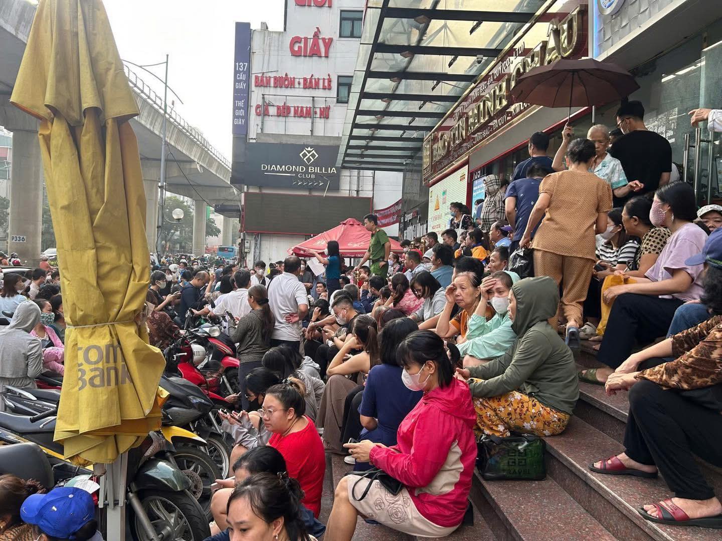 Người Hà Nội chen chân mua vàng giá kỷ lục 142 triệu đồng 3 557601069 1137384801820282 8825192326180415110 n