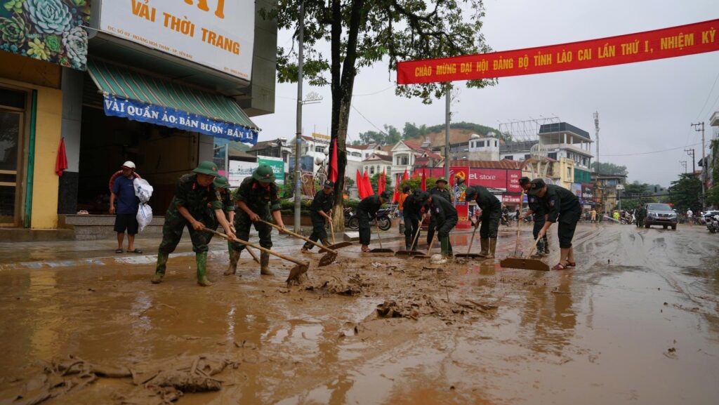 Công An Lào Cai Dọn Dẹp Sau Mưa Lũ, Vì Một Thành Phố Sạch Đẹp 2 557602187 1145251431134184 1218670499994940946 n