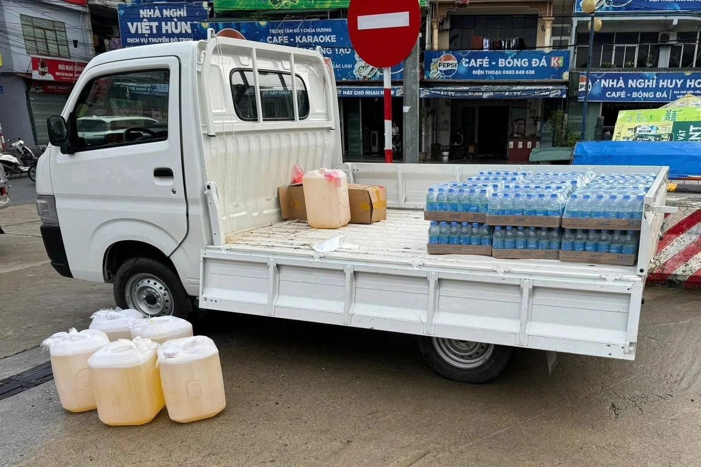 Thuyền máy cứu hộ người dân vùng lũ lụt tại Chùa Hương 6 557615706 1151588073833853 9115873309792713160 n
