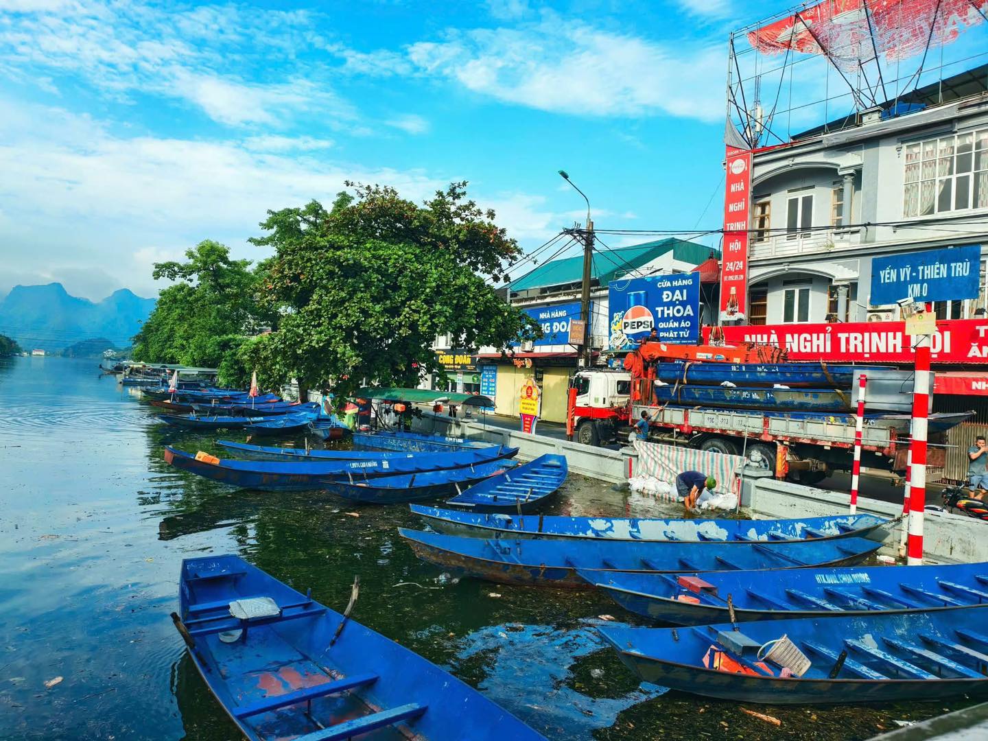 Thuyền máy cứu hộ người dân vùng lũ lụt tại Chùa Hương 3 557616012 1151588070500520 1821710685003255067 n