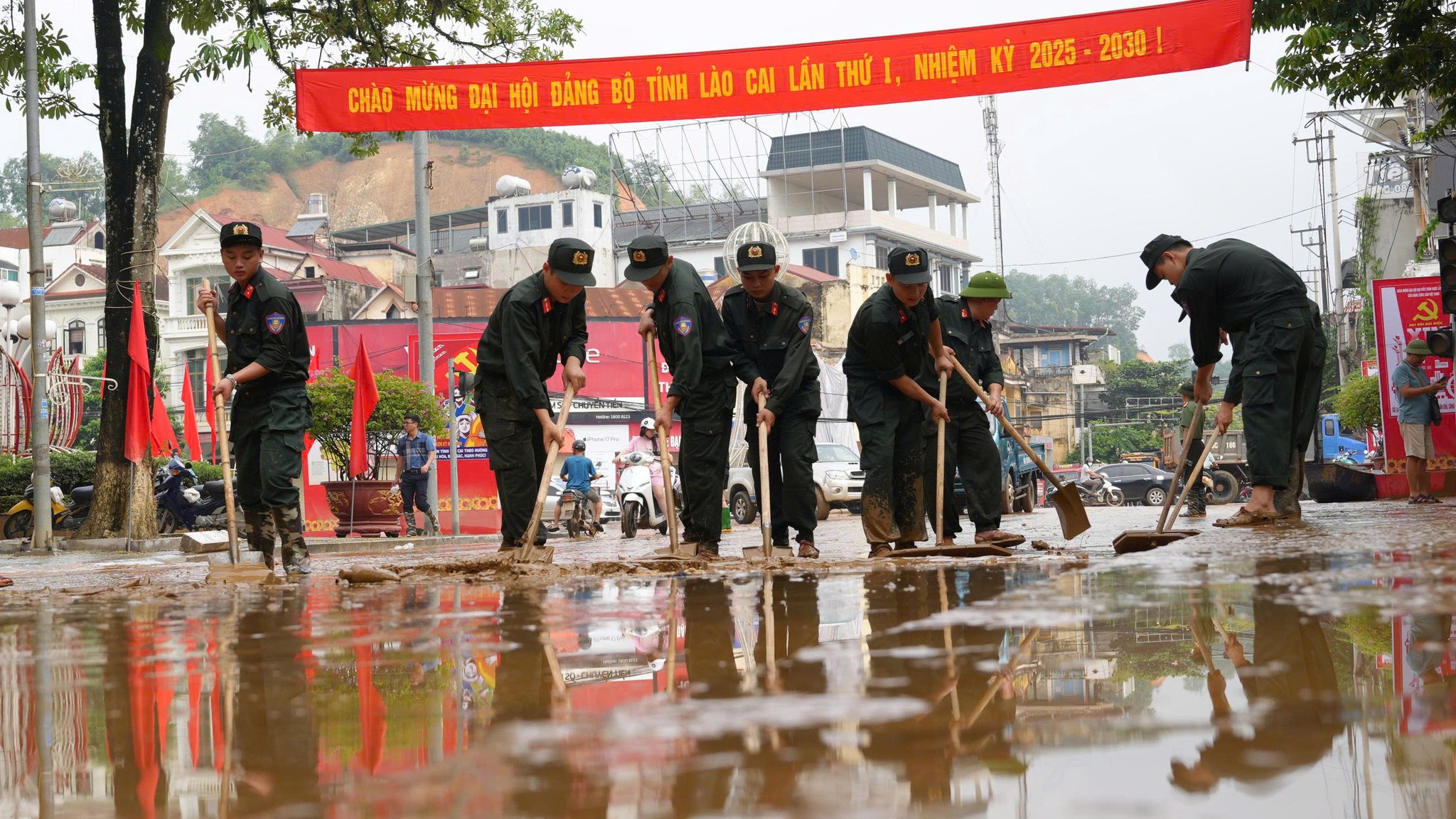 Công An Lào Cai Dọn Dẹp Sau Mưa Lũ, Vì Một Thành Phố Sạch Đẹp 5 557624138 1145251517800842 2678088265637558818 n