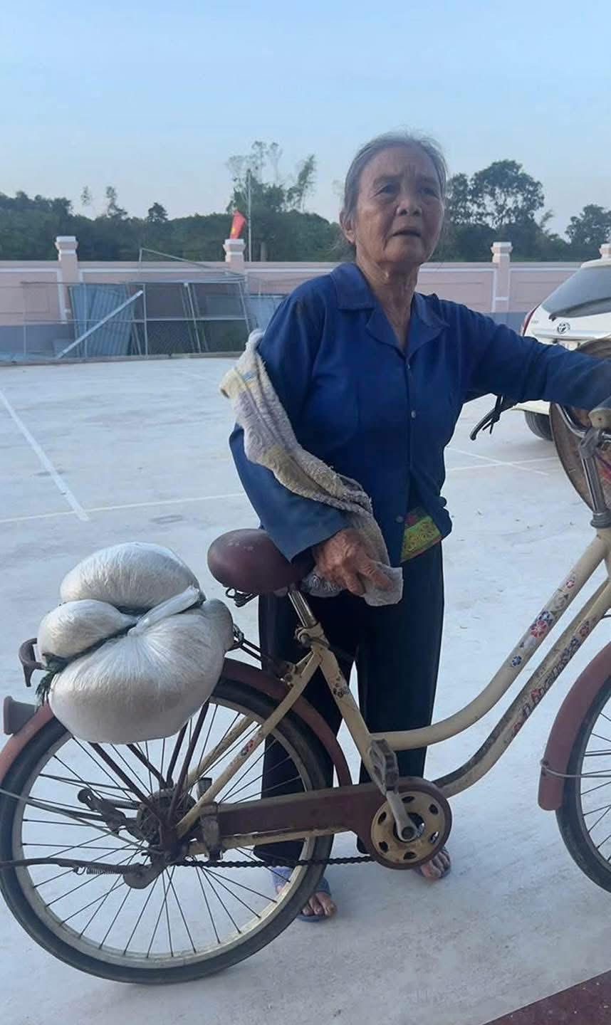 Cụ bà 70 tuổi mang gạo ủng hộ vùng lũ tại Nghệ An 2 557718777 1197124489114926 7535895315887545209 n