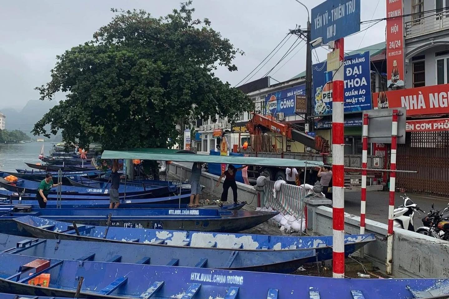 Thuyền máy cứu hộ người dân vùng lũ lụt tại Chùa Hương 4 557752222 1151588067167187 4622570984377242701 n