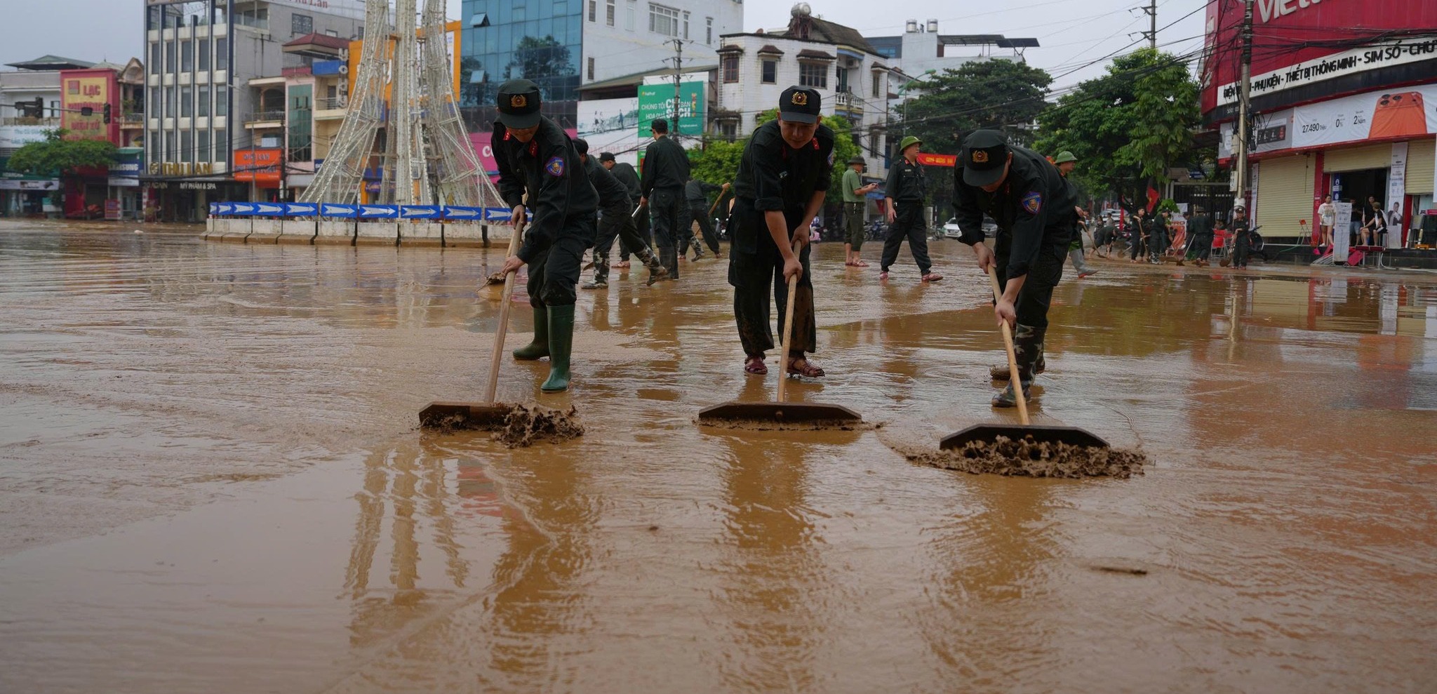 Công An Lào Cai Dọn Dẹp Sau Mưa Lũ, Vì Một Thành Phố Sạch Đẹp 4 557836471 1145251397800854 7695100897672561897 n