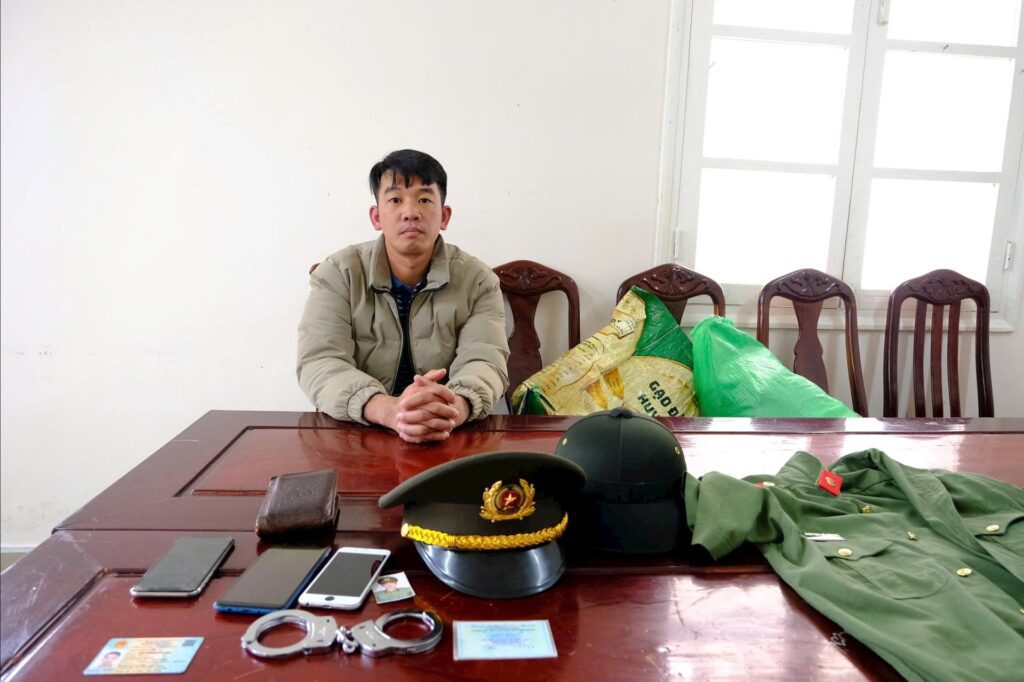 Thanh niên cosplay công an bị phát hiện khi đang tuần tra 2 557884360 1234876982015623 6573654648156411153 n