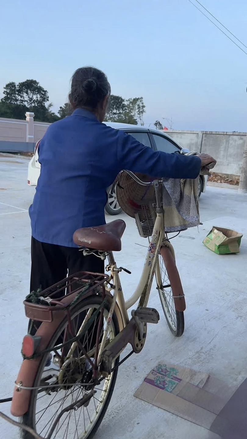 Hành động đẹp của cụ bà giữa mùa lũ lụt 3 557923880 1147669810892346 6720448438363939223 n