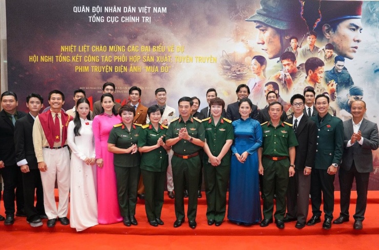 Bộ trưởng Quốc phòng khen thưởng ekip phim 'Mưa Đỏ' tại Hà Nội 4 557983584 782207611331043 3067249805843692931 n