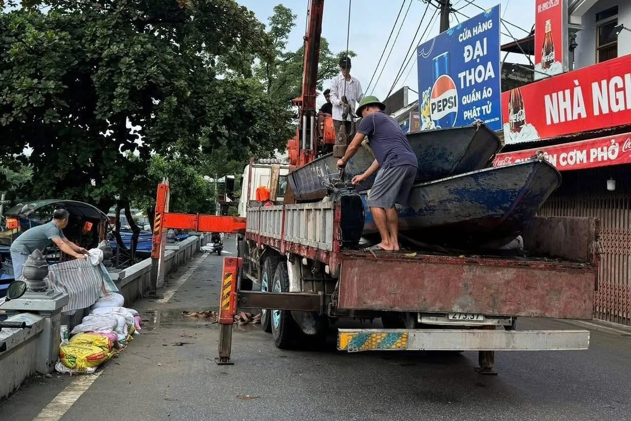 Thuyền máy cứu hộ người dân vùng lũ lụt tại Chùa Hương 5 558008617 1151588043833856 458691164195191461 n