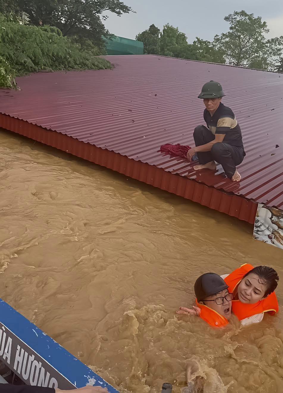 Cô gái liều mình chèo thuyền cứu con, thoát nạn trên mái nhà 4 558151883 1232320275593196 7861744452973216709 n