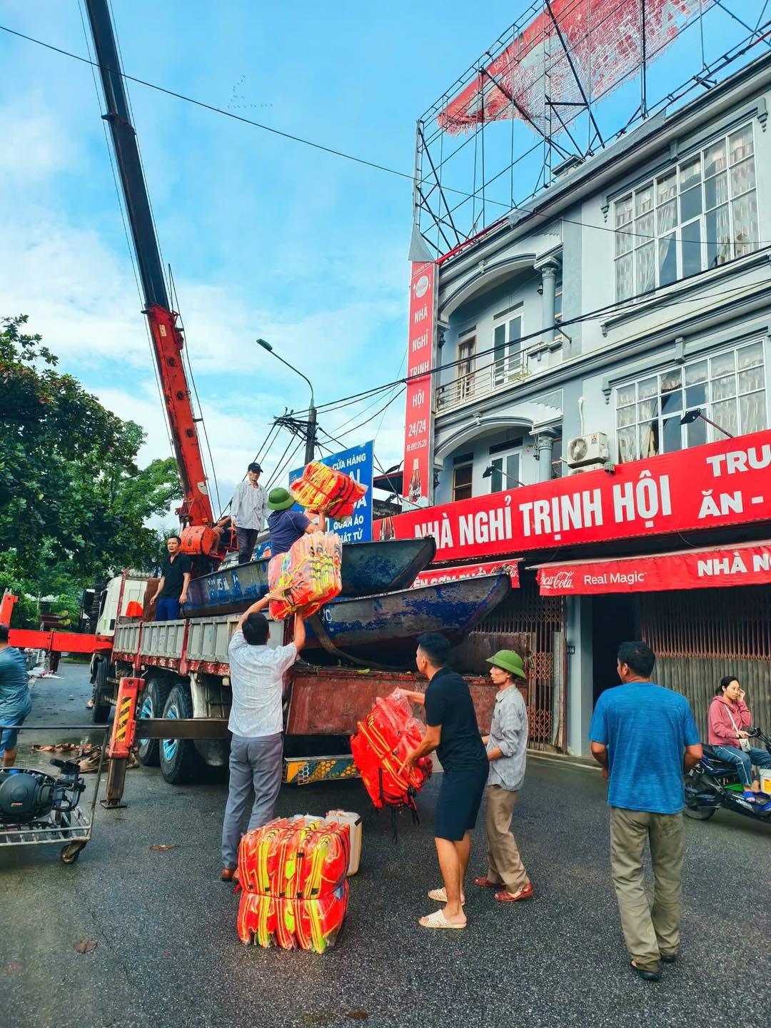 Thuyền máy cứu hộ người dân vùng lũ lụt tại Chùa Hương 2 558172342 1151588007167193 8373059561125989263 n