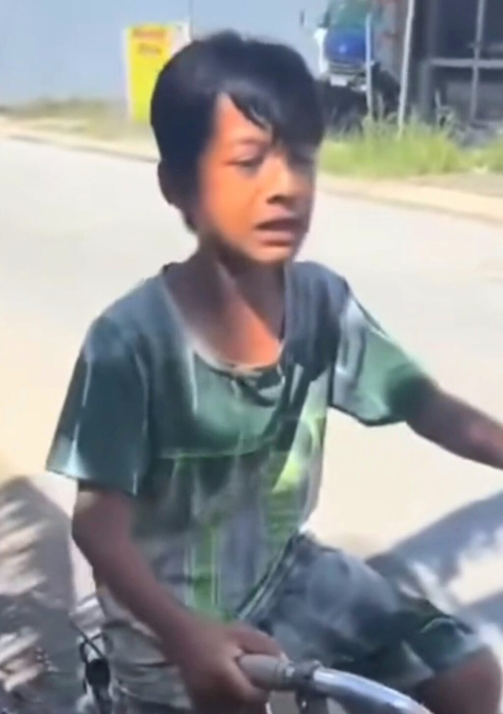 Cậu bé hoảng loạn vì bị cướp vé số giữa đường 2 558293933 1233464895478734 4416325706957866347 n