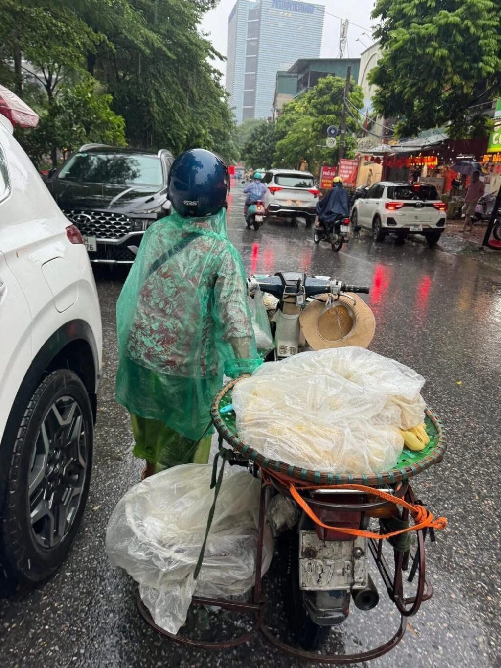 Câu chuyện ấm lòng giữa cơn mưa bão 2 558326928 1225733916251832 7734014357264033166 n