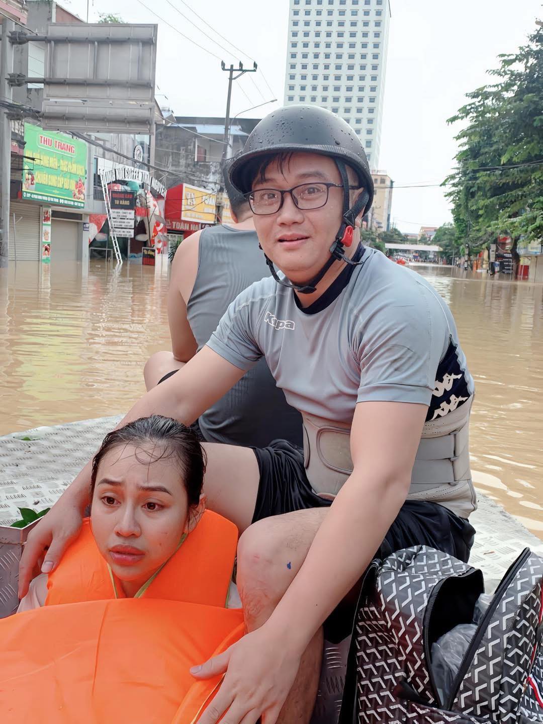 Cô gái liều mình chèo thuyền cứu con, thoát nạn trên mái nhà 6 558447539 1232320312259859 8292147816945874677 n