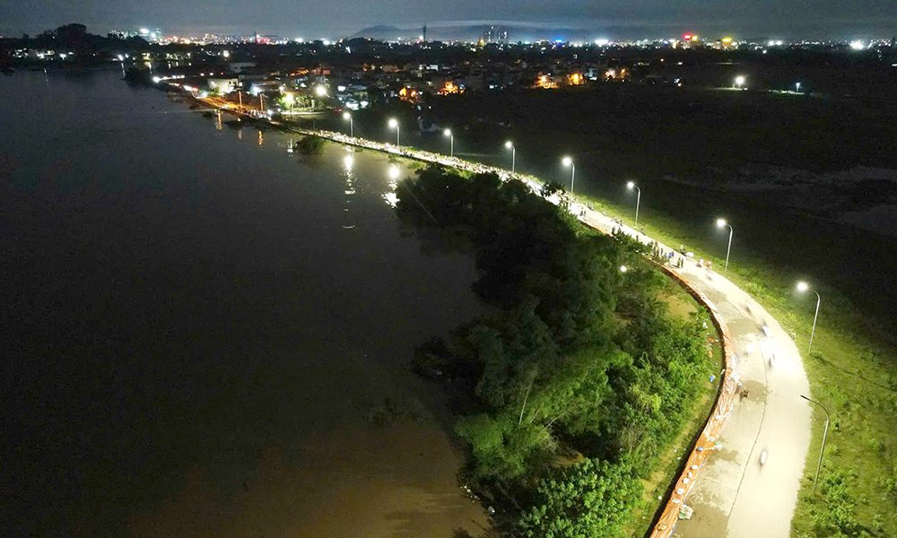 Bắc Ninh: Hàng Nghìn Người Đêm Đêm Gia Cố Đê Đẩu Hàn 2 558563073 1136979565304580 6139893895452830046 n
