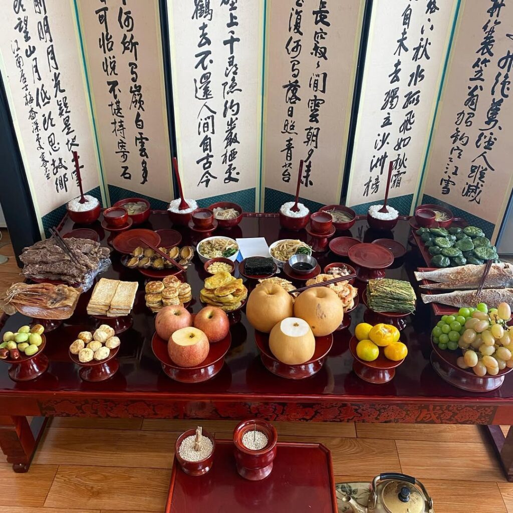 Mâm Cơm Cúng Lễ Chuseok: Truyền Thống và Thay Đổi 2 558676252 1333917098108433 8254662201423842317 n