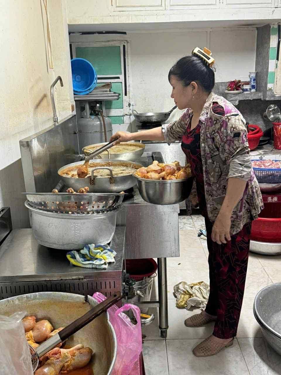 Người đàn ông trúng số hỗ trợ bếp cơm miễn phí 100 triệu 5 558836290 1234162715408952 6107176343270791196 n