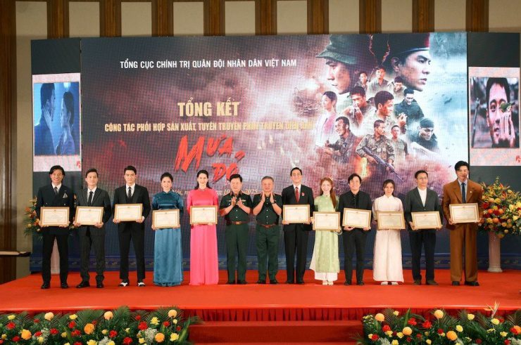 Bộ trưởng Quốc phòng khen thưởng ekip phim 'Mưa Đỏ' tại Hà Nội 2 558864363 782207587997712 8693123355876183563 n
