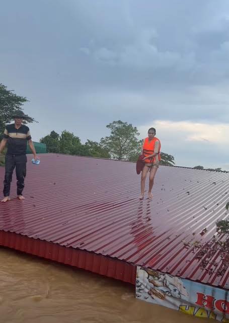 Cô gái liều mình chèo thuyền cứu con, thoát nạn trên mái nhà 2 558880163 1232320195593204 8820110012842180368 n