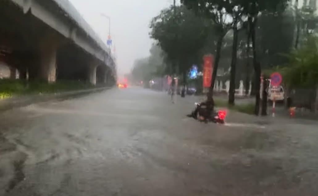 Cảnh báo mưa lớn và dông tại Hà Nội đến trưa nay 6 558880802 1231300335695190 6108087915407477992 n