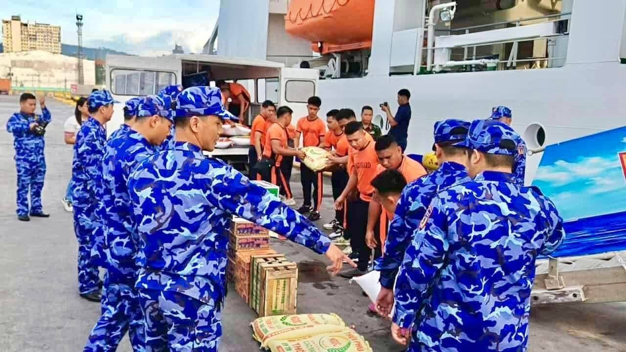 Cảnh sát biển Việt Nam hỗ trợ Philippines sau động đất mạnh 2 558904112 819703007246432 2754878586767482434 n