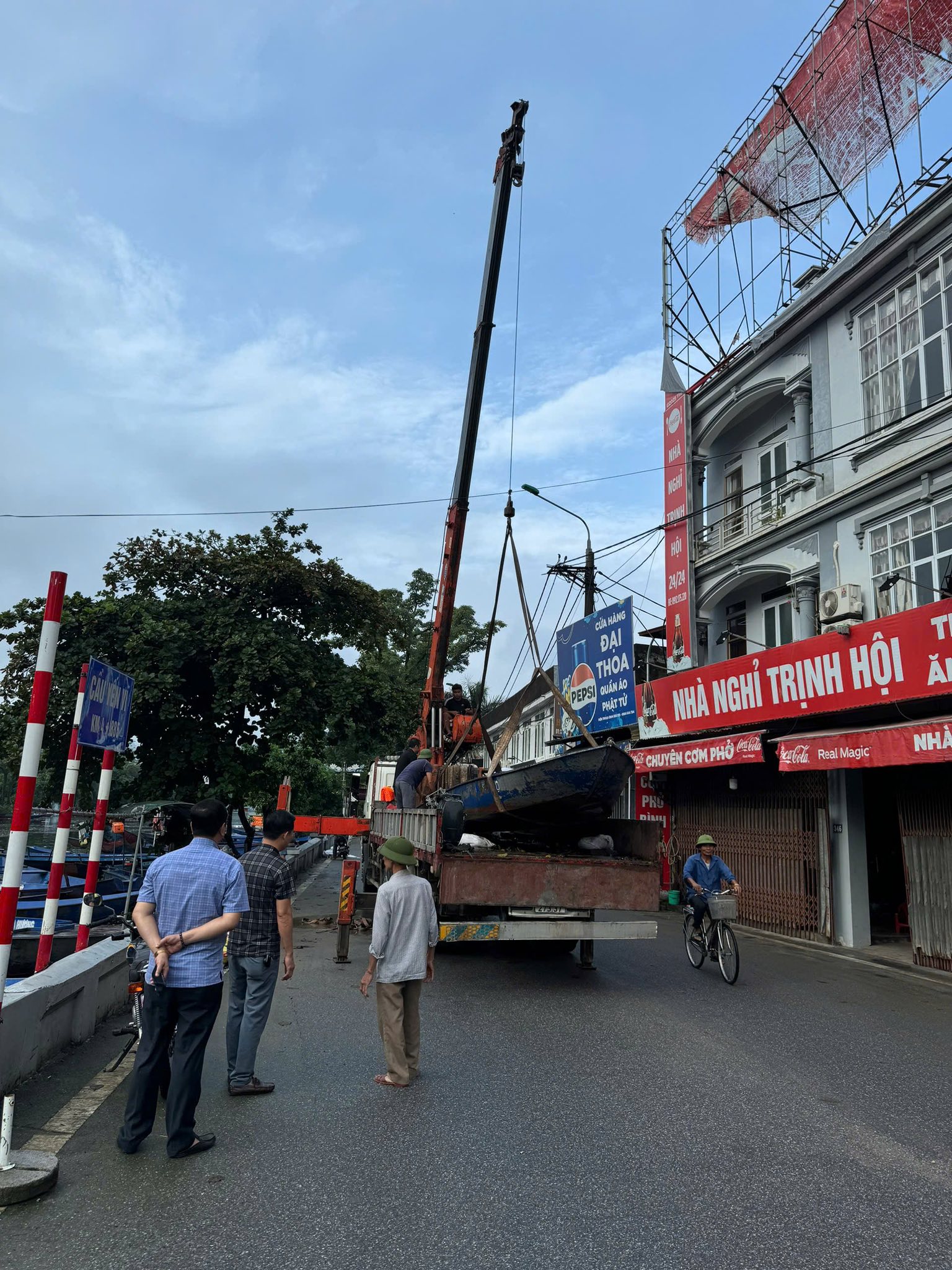 Xã Hương Sơn hỗ trợ người dân vùng lũ Thái Nguyên 4 558965556 1146556720908856 2727554446620454797 n
