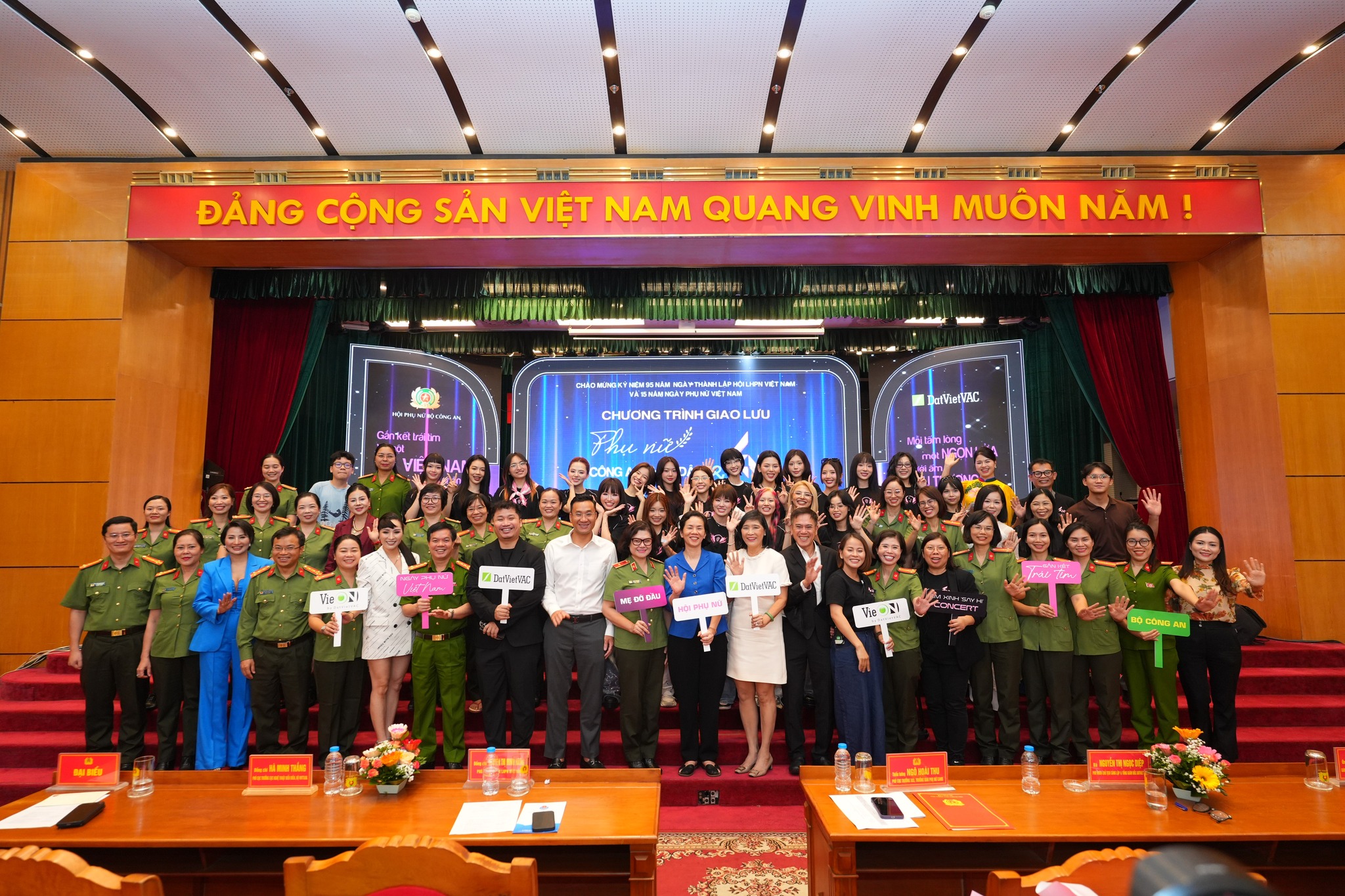 Vũ trụ 'Say Hi' hỗ trợ người dân bị bão lũ 4 558970604 1219139270237977 9019863319073405427 n
