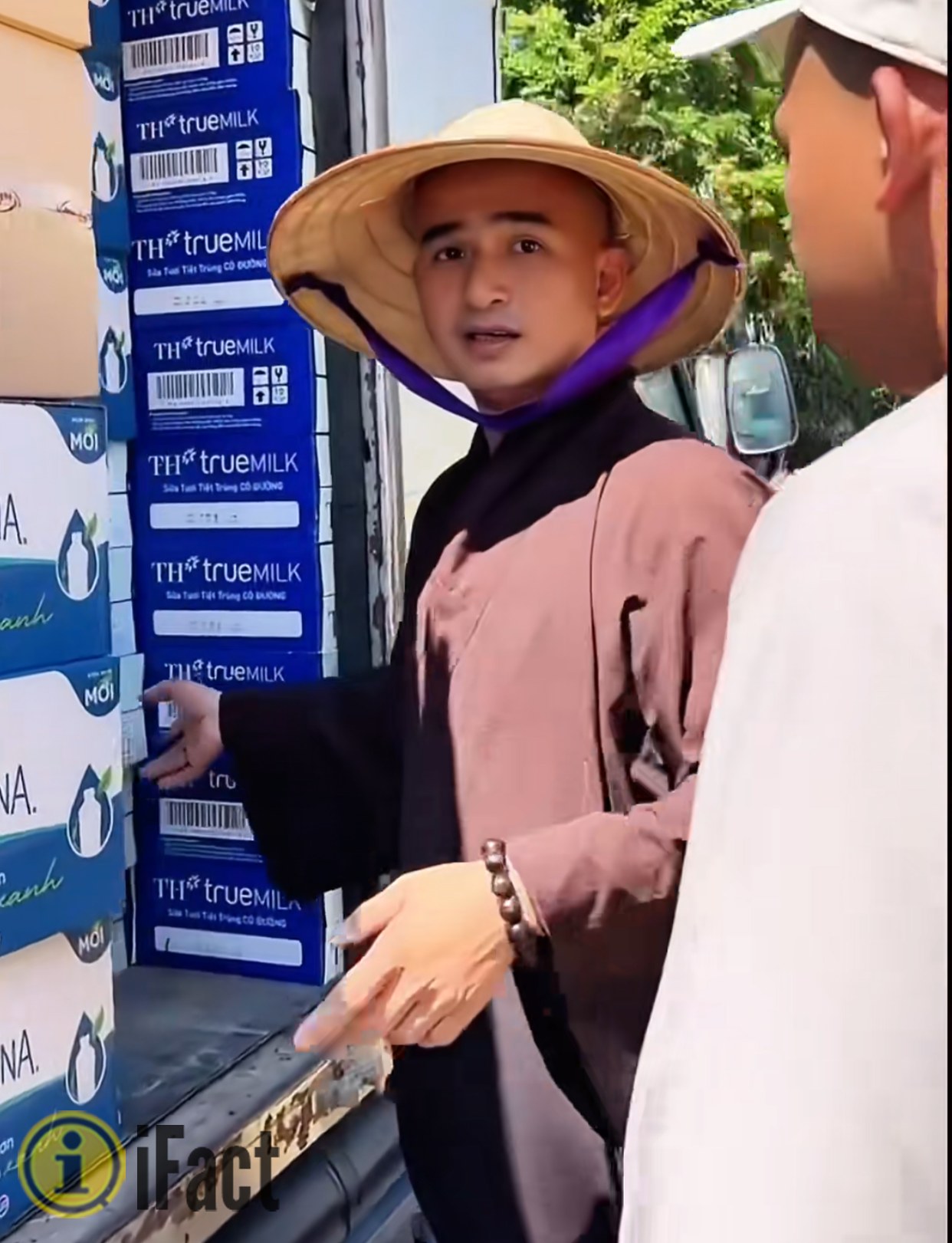 Hình ảnh đẹp về sự chung tay cứu trợ giữa lũ lụt 6 559011494 1237587221740432 852634962552424471 n